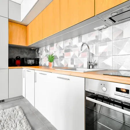 Downtown - Netflix - Ac - Next To Metro And Train * Sofia