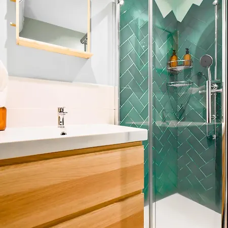 Downtown - Netflix - Ac - Next To Metro And Train * Sofia