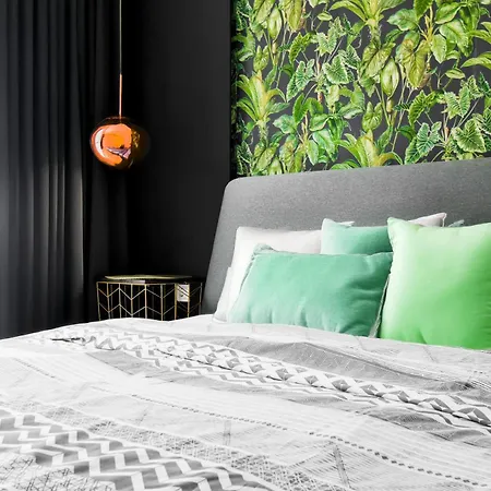 Downtown - Netflix - Ac - Next To Metro And Train