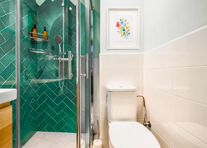 Downtown - Netflix - Ac - Next To Metro And Train