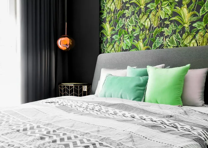 Downtown - Netflix - Ac - Next To Metro And Train