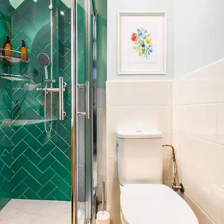 Downtown - Netflix - Ac - Next To Metro And Train