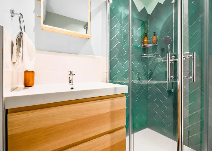 Downtown - Netflix - Ac - Next To Metro And Train * ソフィア